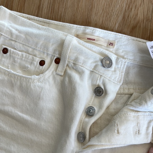 Levi’s White Wedgie Distressed Jeans - Picture 4 of 8